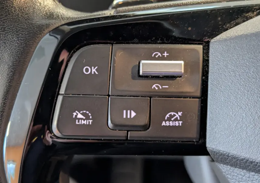 Gros plan sur les commandes de régulateur de vitesse au volant d’un Opel Vivaro Fourgon blanc 2024.