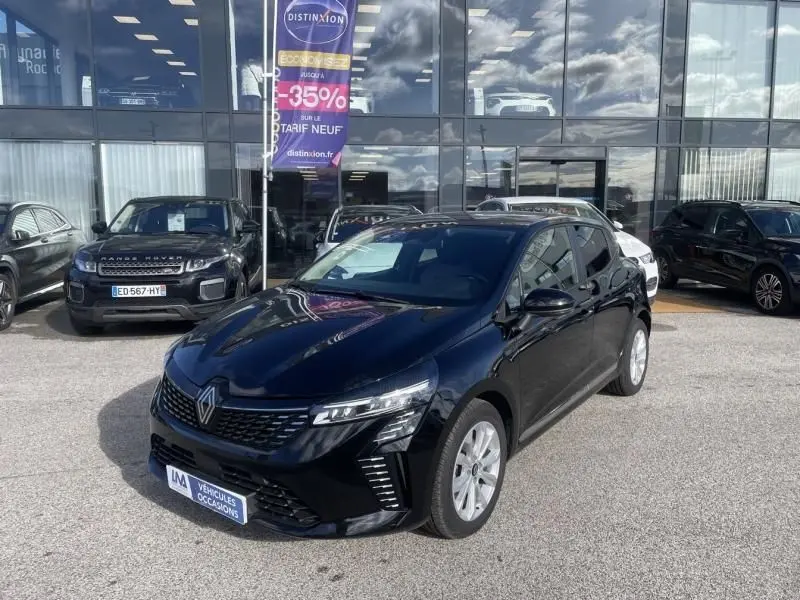 Renault Clio V 1.5 DCI 100 Evolution noire vue en 3/4 avant droit sur parking devant vitrine de concession.
