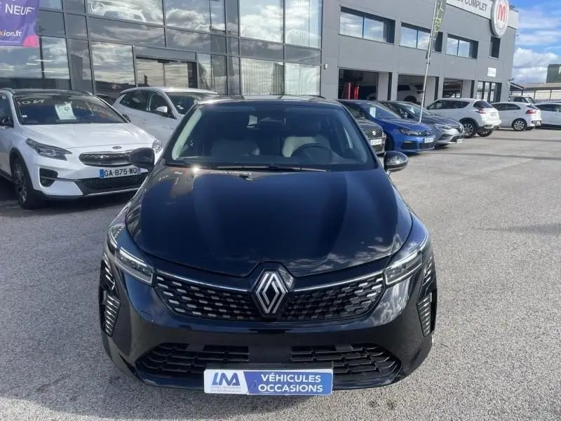 Renault Clio V 1.5 DCI 100 Evolution noire vue de face, mettant en valeur sa calandre moderne et ses phares fins.