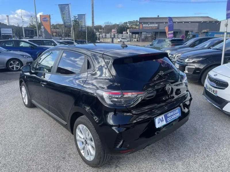 Renault Clio V noire vue en 3/4 arrière droit, avec vitres teintées et feux arrière LED distinctifs.