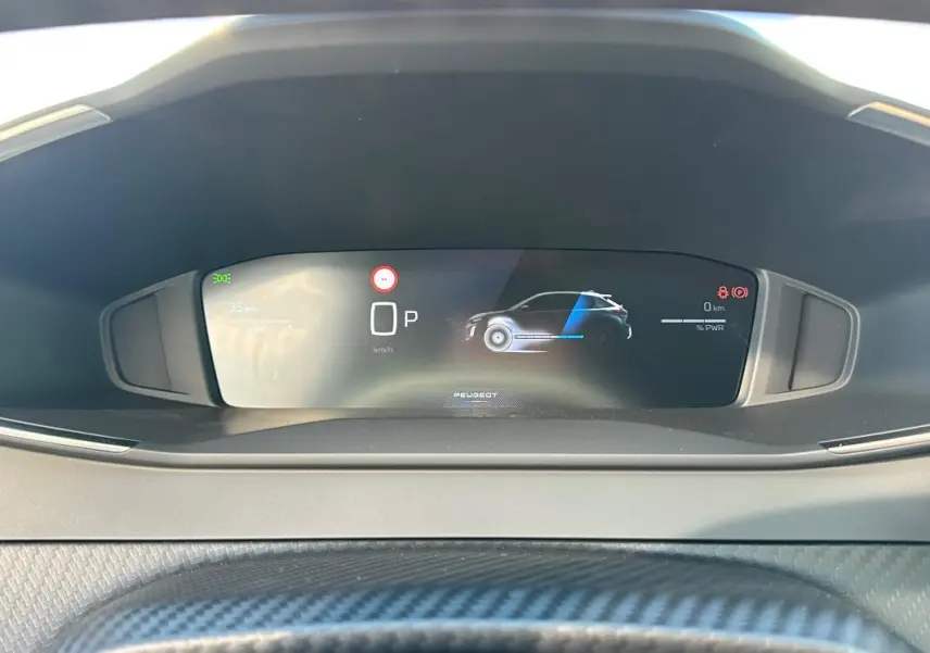 Vue rapprochée du cockpit numérique de la Peugeot 208 Hybrid 110 gris, affichant l'état du véhicule et la vitesse à 0 km/h.