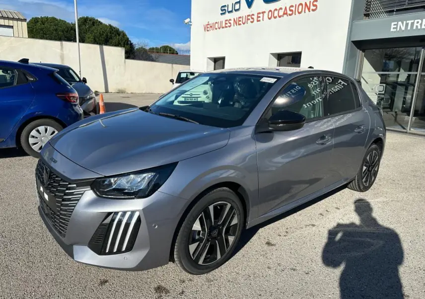 Peugeot 208 Hybrid gris vue 3/4 avant droit, jantes alliage 16 pouces et feux diurnes à LED distinctifs.