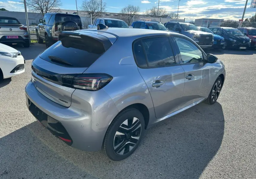 Peugeot 208 Hybrid gris vue 3/4 arrière droit, jantes alliage noires et toit avec antenne requin.