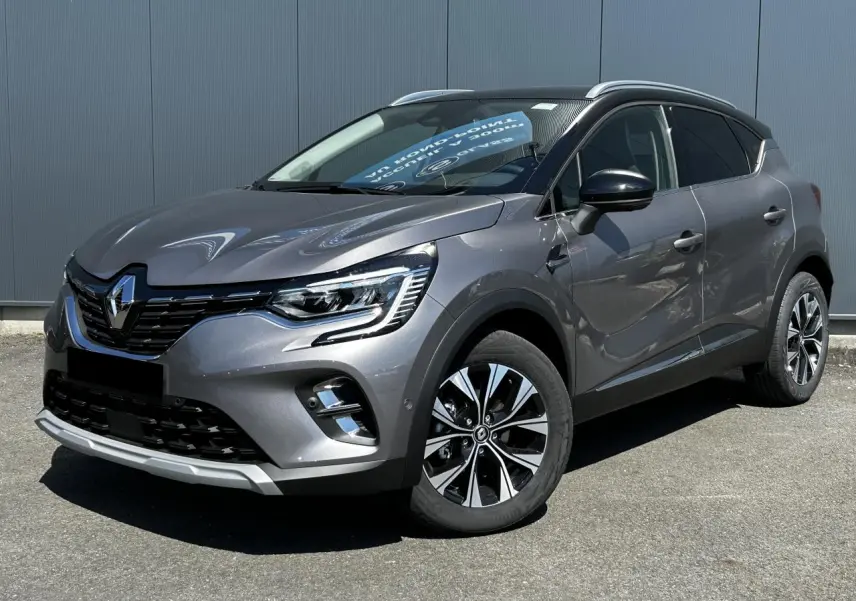 Renault Captur 2024 gris Cassiopée en 3/4 avant droit avec toit noir étoilé et jantes alliage 17 pouces.