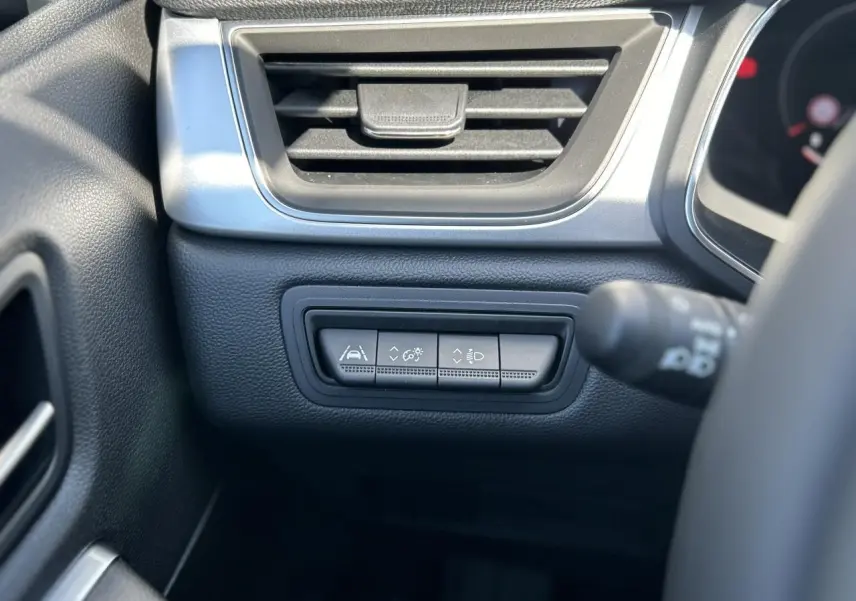 Vue intérieure rapprochée du tableau de bord côté gauche du Renault Captur 2024 avec commandes d'assistance à la conduite.