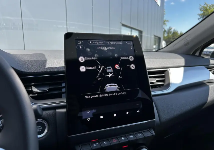 Vue intérieure centrée sur l'écran tactile vertical 9,3'' du tableau de bord du Renault Captur 2024.