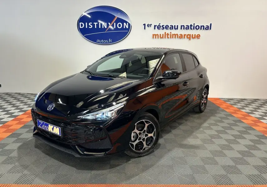 MG3 1.5 HYBRID+ 195 LUXURY noir métal en 3/4 avant droit, avec jantes alliage et phares LED allumés.