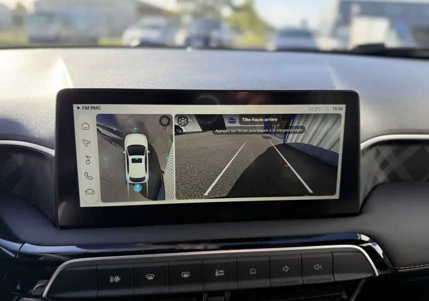 Écran central du MG3 1.5 HYBRID+ 195 LUXURY 2026 montrant la caméra de recul et la vue aérienne du véhicule noir métal.