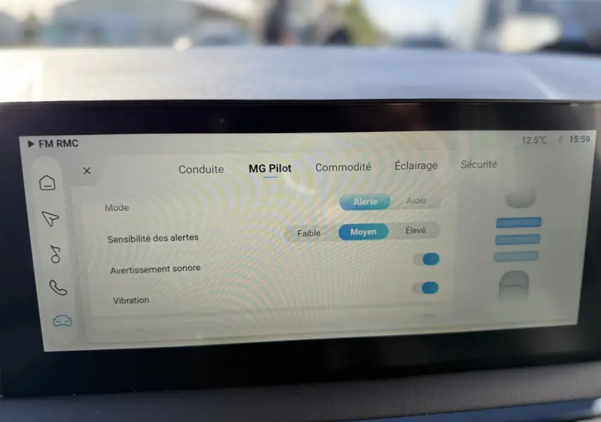 Écran tactile intérieur du MG3 1.5 HYBRID+ 195 LUXURY montrant les réglages du système d’aide à la conduite MG Pilot.