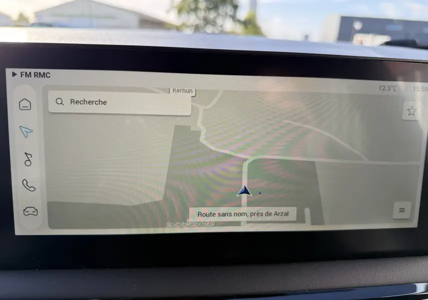 Écran tactile central du MG3 1.5 Hybrid+ 195 Luxury affichant la navigation GPS en mode carte.