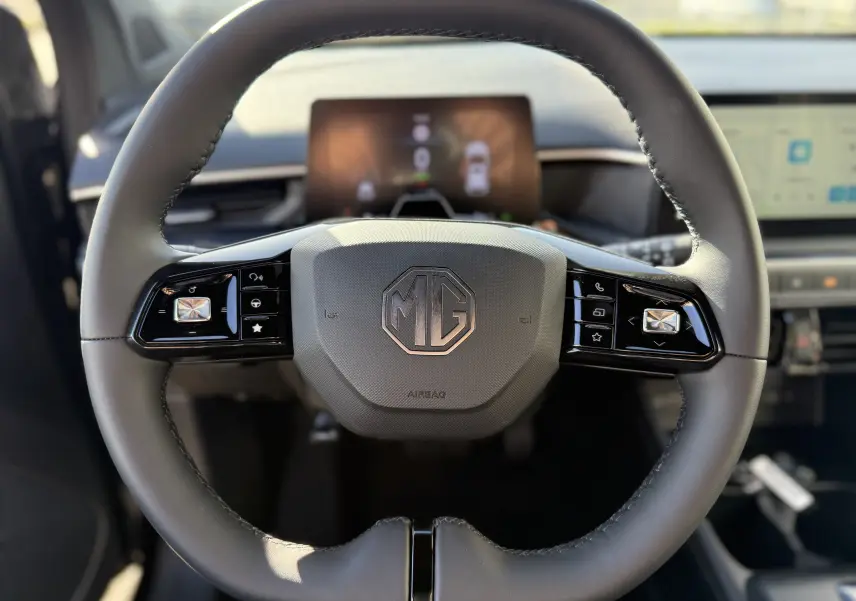 Vue rapprochée du volant noir cuir du MG3 1.5 HYBRID+ 195 LUXURY avec commandes tactiles intégrées.