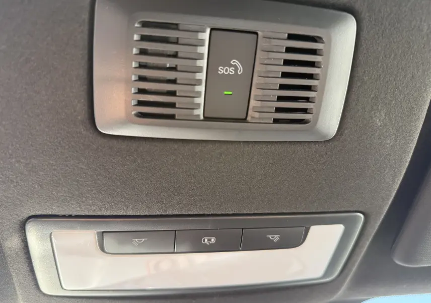 Vue en gros plan du plafonnier intérieur avec bouton SOS et commandes d’éclairage du MG3 1.5 HYBRID+ 195 LUXURY noir métal.