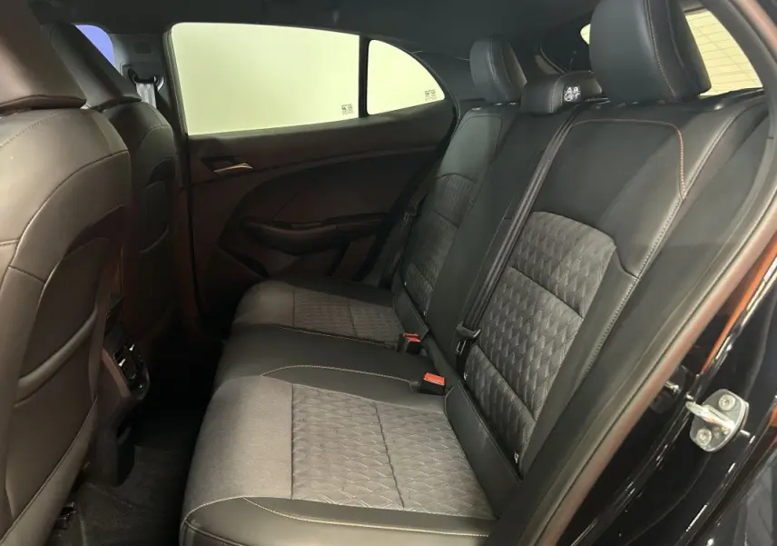 Vue intérieure côté droit des sièges arrière en cuir noir matelassé de la MG3 1.5 HYBRID+ 195 LUXURY noir métal 2026.