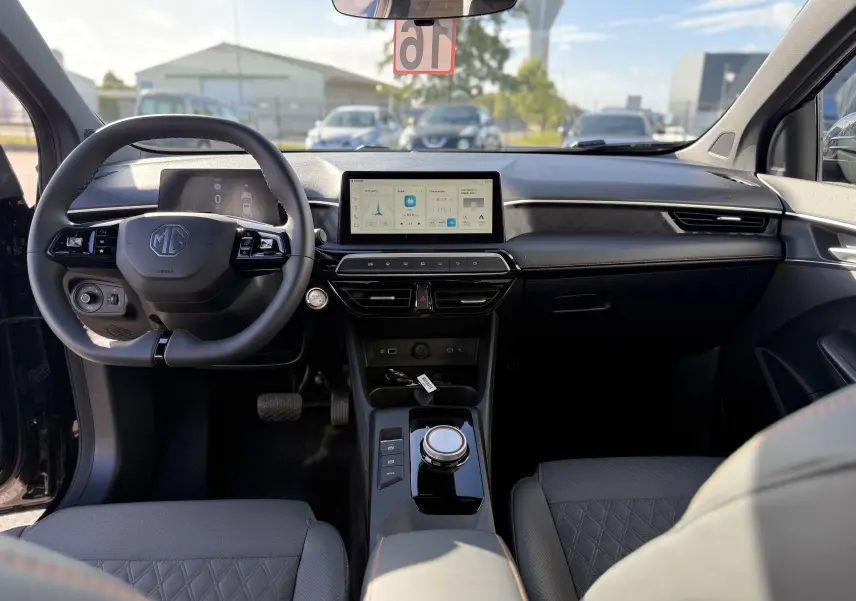Vue intérieure frontale du tableau de bord du MG3 1.5 HYBRID+ 195 LUXURY noir métal, avec écran tactile central et volant multifonction.