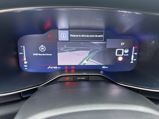 Tableau de bord numérique du Citroën C5 Hybride 2024 affichant la navigation et alertes, vue frontale rapprochée.