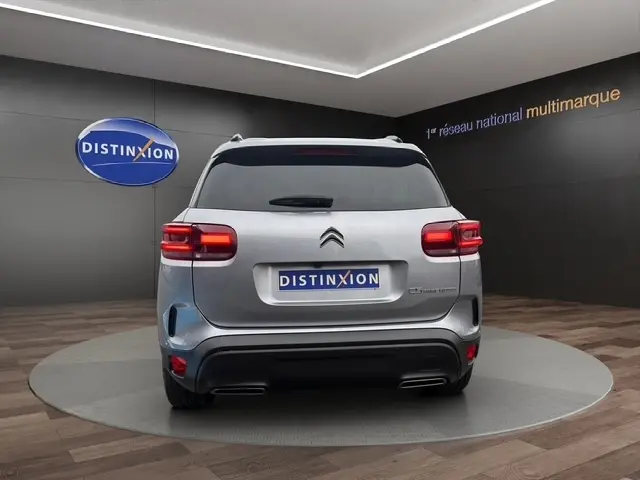 Vue arrière d'une Citroën C5 Hybride gris clair 2024, avec feux LED et double sortie d'échappement intégrée.