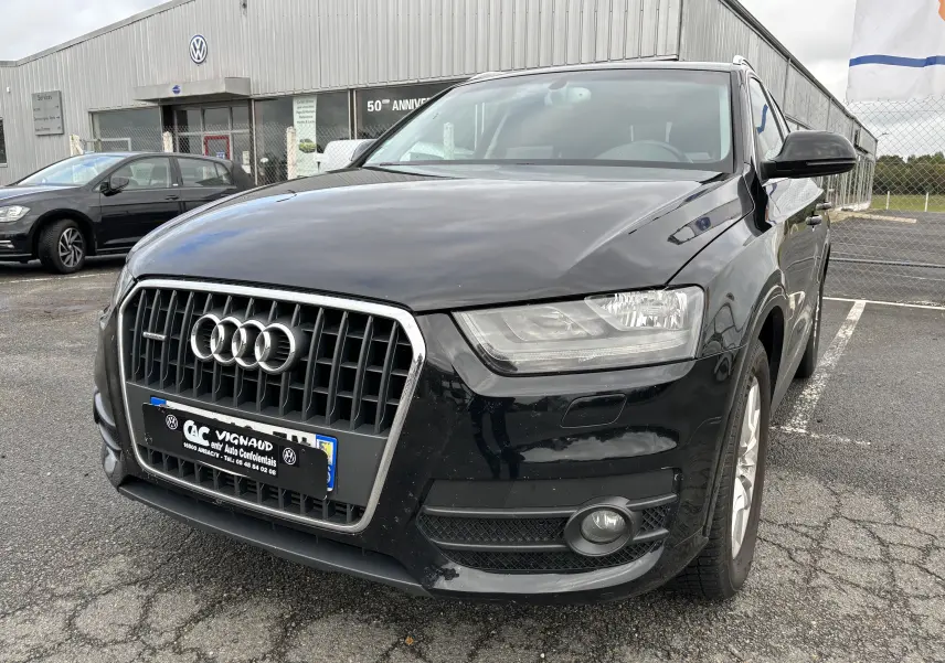 Audi Q3 noir vue 3/4 avant droit, mettant en valeur sa calandre distinctive et ses phares LED.