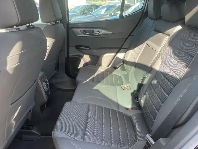 Vue intérieure côté droit des sièges arrière noirs de l'Alfa Romeo Tonale 2023 hybride rechargeable.