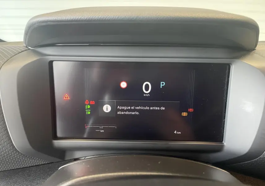 Tableau de bord numérique de la Citroën C4 2025, affichage central avec message d'alerte en espagnol.
