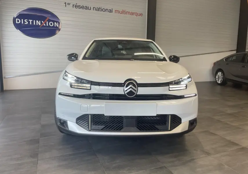 Vue avant d'une Citroën C4 blanche métallisée avec calandre noire et signature lumineuse LED distinctive.