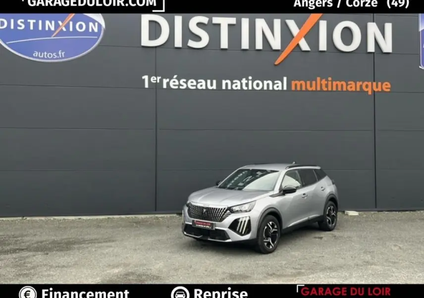 Peugeot 2008 Hybrid gris clair vue 3/4 avant droit, avec calandre distinctive et jantes noires stylisées.