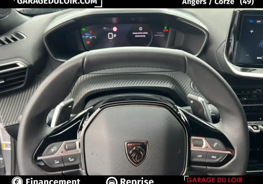 Vue rapprochée du volant noir et du tableau de bord numérique du Peugeot 2008 Hybrid 136 e-DCS6 Allure gris clair 2025.