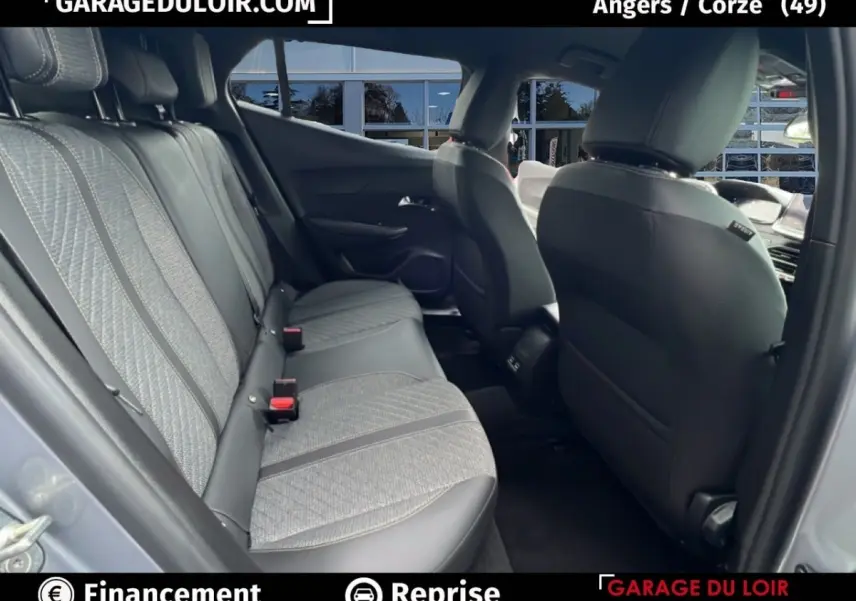 Vue intérieure côté gauche des sièges arrière en tissu gris et cuir noir du Peugeot 2008 Hybrid 136 e-DCS6 Allure 2025.