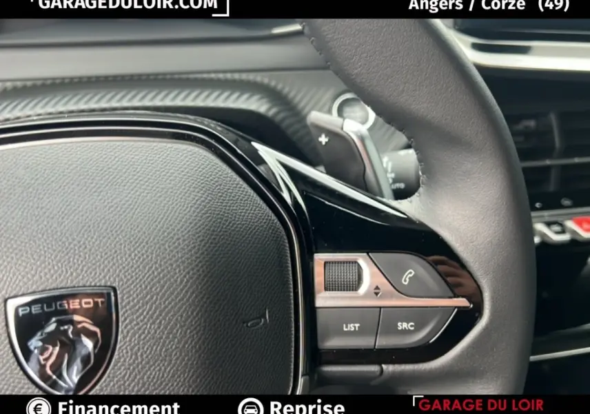 Gros plan sur le volant noir du Peugeot 2008 Hybrid 136 e-DCS6 Allure, avec commandes intégrées et finition brillante.