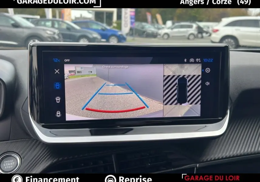 Écran intérieur du Peugeot 2008 Hybrid 136 e-DCS6 Allure 2025 montrant la caméra de recul avec vue arrière et angles de stationnement.