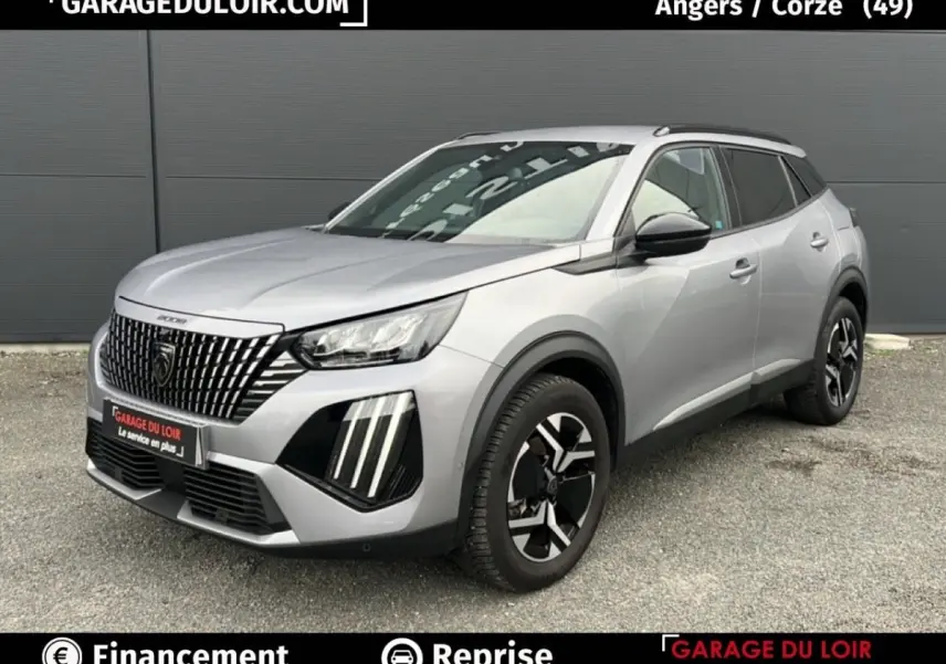 Peugeot 2008 Hybrid 136 e-DCS6 Allure gris clair vue 3/4 avant avec calandre distinctive et feux LED verticaux.