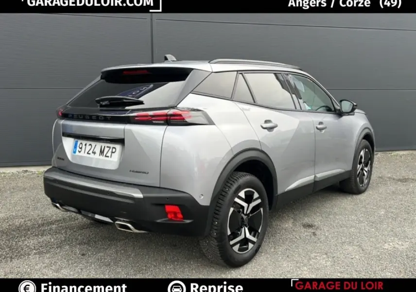 Vue 3/4 arrière droite d’un Peugeot 2008 Hybrid 136 e-DCS6 Allure gris clair avec jantes noires et toit noir brillant.