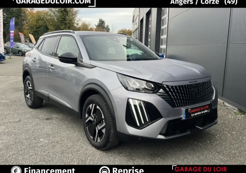 Peugeot 2008 Hybrid 136 e-DCS6 Allure gris clair, vue 3/4 avant droit avec calandre et feux LED distinctifs.