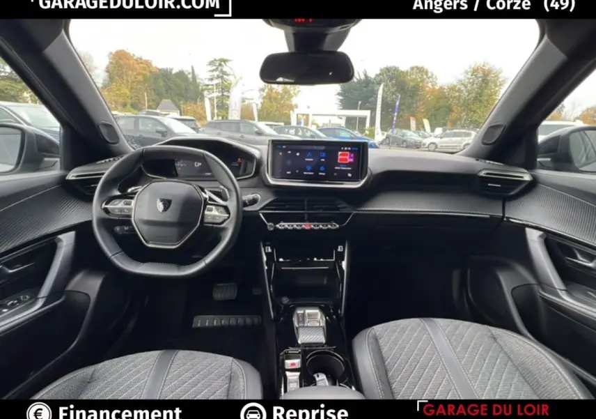 Vue intérieure avant du Peugeot 2008 Hybrid 136 e-DCS6 Allure 2025, avec tableau de bord moderne et sièges gris.