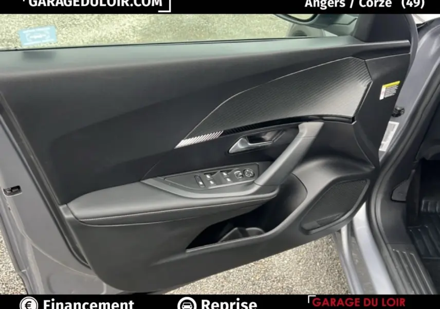Vue intérieure côté gauche de la porte avant d’une Peugeot 2008 Hybrid 136 e-DCS6 Allure gris clair avec habillage carbone.