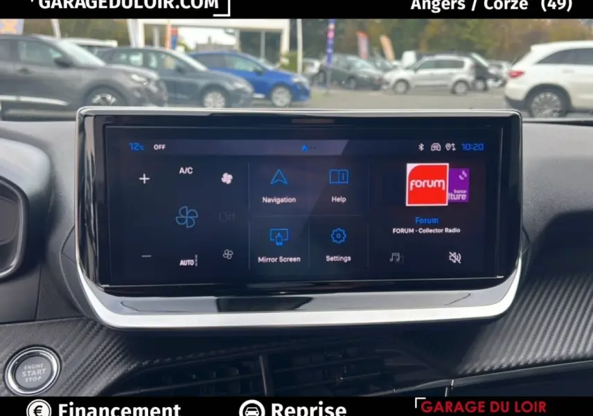 Vue intérieure du tableau de bord du Peugeot 2008 Hybrid gris clair, mettant en avant l'écran tactile central moderne.