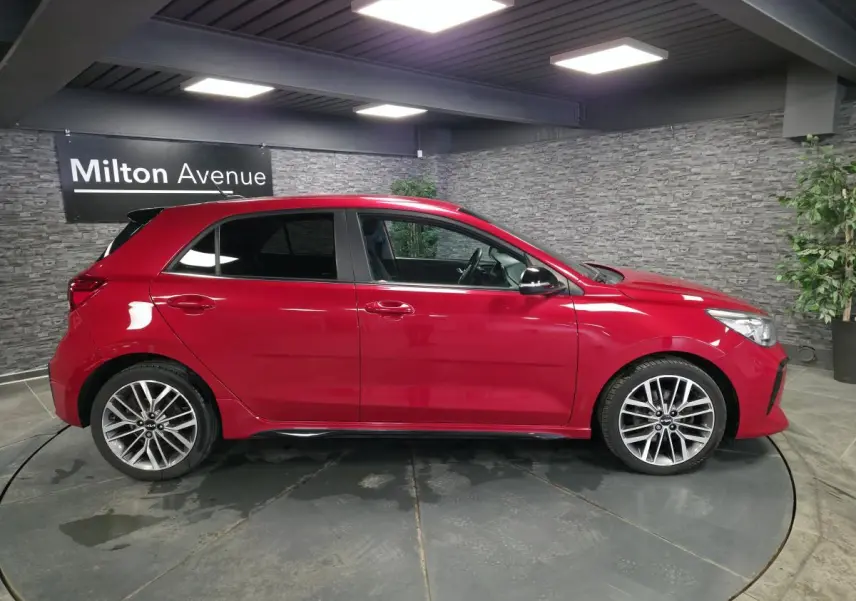KIA Rio GT Line rouge vue de profil côté gauche, avec jantes alliage 17'' et rétroviseurs noirs métallisés.