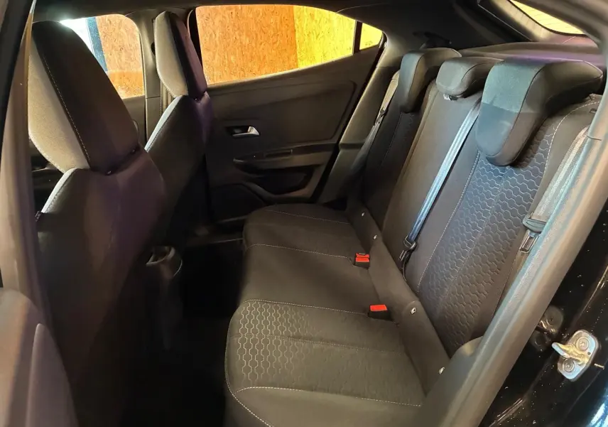 Vue intérieure côté droit des sièges arrière en tissu noir de l'Opel Mokka 2025, version hybride essence.