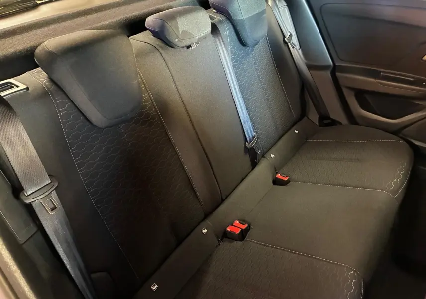 Vue intérieure sur la banquette arrière noire en tissu de l’Opel Mokka 2025, avec ceintures et appuie-têtes visibles.