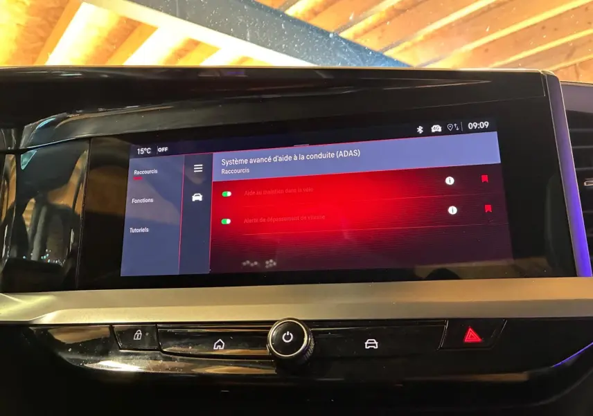 Écran tactile central de l’Opel Mokka 2025 affichant les options avancées d’aide à la conduite, intérieur noir.