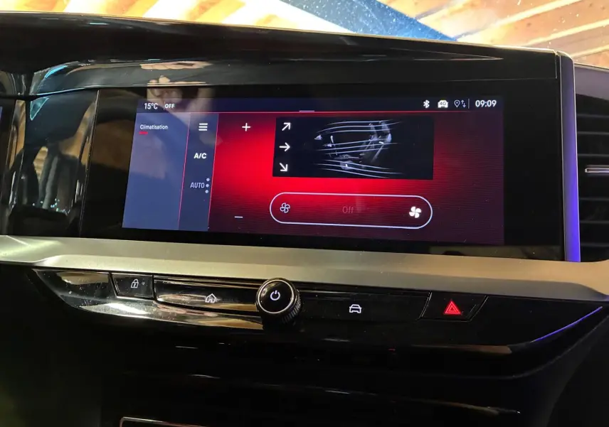 Vue rapprochée de l'écran tactile central du tableau de bord de l'Opel Mokka 2025, affichant les réglages de climatisation.