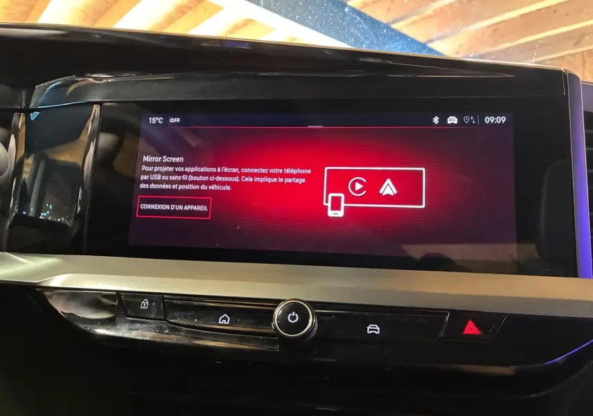 Écran tactile central allumé en rouge dans l'habitacle noir d'un Opel Mokka 1.2 Turbo 145 Edition 2025.