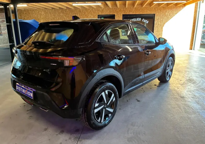 Opel Mokka 1.2 Turbo 145 Edition noir vue 3/4 arrière droit en intérieur, avec jantes alliage et feux LED distinctifs.