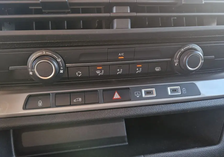 Gros plan sur la console centrale du Fiat Scudo Fourgon blanc 2024, montrant les commandes de climatisation et les ports USB.