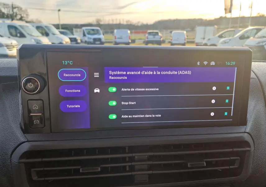 Écran tactile intérieur du FIAT Scudo Fourgon blanc 2024 affichant les aides à la conduite, vue de face.