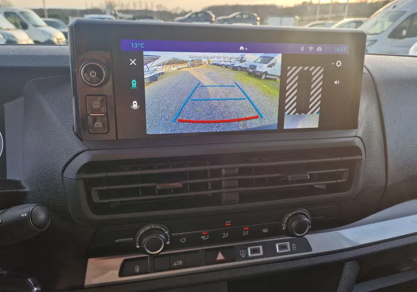 Vue intérieure du tableau de bord du FIAT Scudo Fourgon 2024, écran tactile affichant la caméra de recul en fonctionnement.