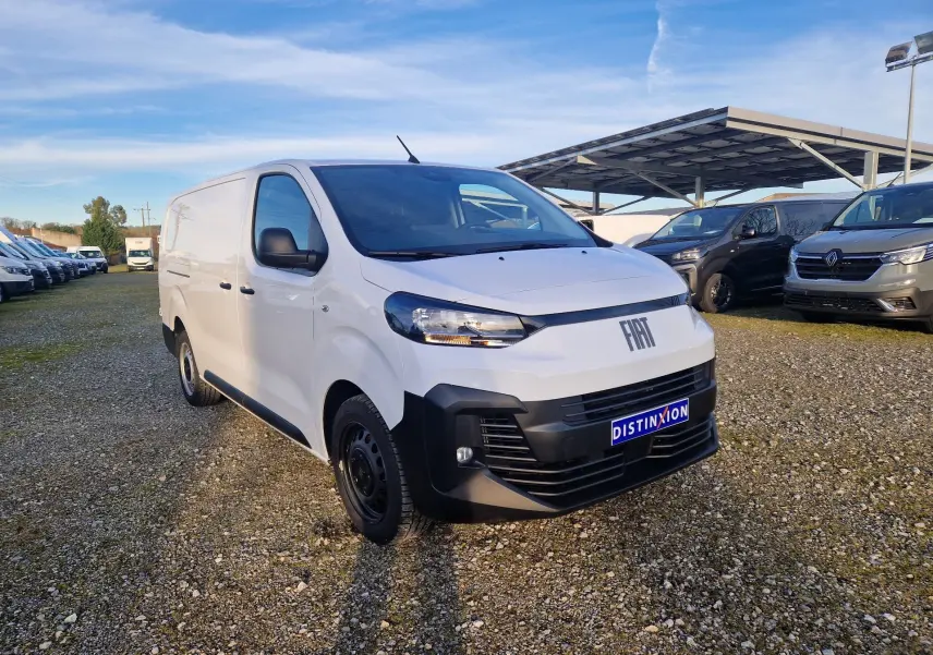 Vue 3/4 avant droit d’un FIAT Scudo Fourgon blanc 2024 avec pare-chocs noirs et calandre marquée FIAT.