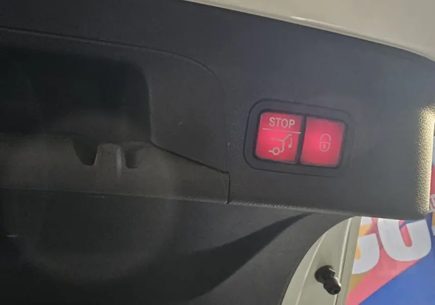 Boutons rouges d'ouverture et verrouillage électrique du hayon sur le coffre arrière blanc d'un Mercedes GLC Coupé 2018.