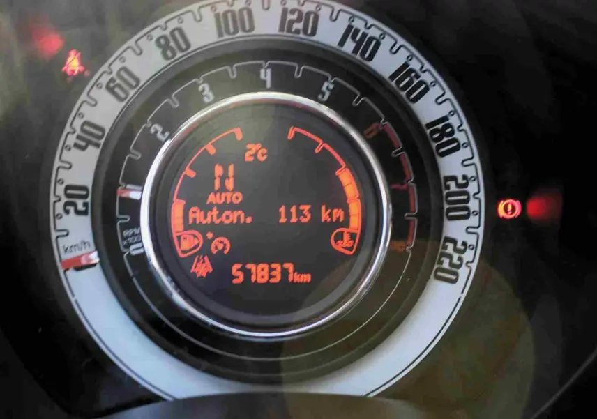 Vue rapprochée du compteur de vitesse digital de la Fiat 500C 2018, affichant 57 837 km et autonomie 113 km.