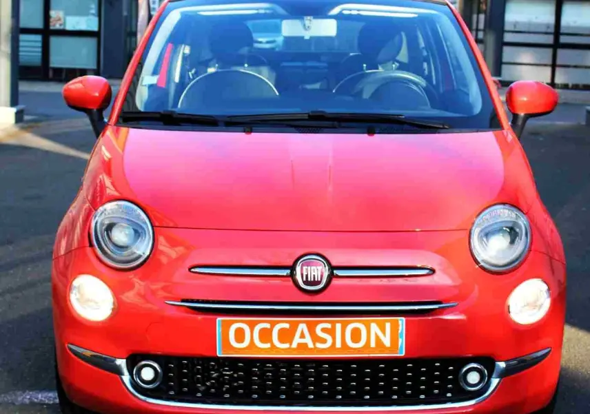 Coffre ouvert vu de l'arrière d'une FIAT 500C 2018 Pastel Coral Red avec feux arrière et pare-chocs visibles.