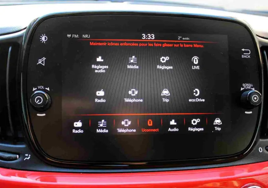 Écran tactile central de la FIAT 500C 2018 en Pastel Coral Red, avec commandes audio et ventilation visibles.